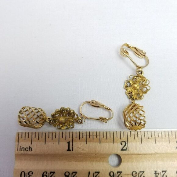 Vintage Clip On Gold Tone Filigree Dangle Earrings, Lightweight, Retro Estate - Picture 4 of 6